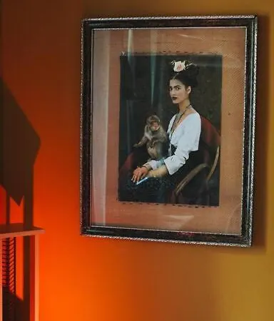 Sahara With Shared Bathroom In Centre *