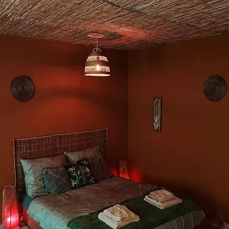 Sahara With Shared Bathroom In Centre *