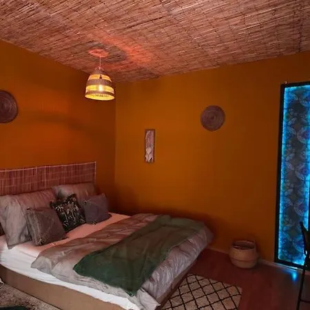 Daire Sahara With Shared Bathroom In Centre *