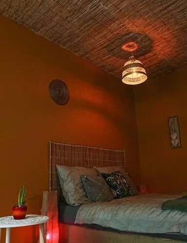 Sahara With Shared Bathroom In Centre *