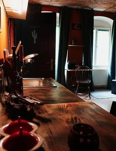 Sahara With Shared Bathroom In Centre