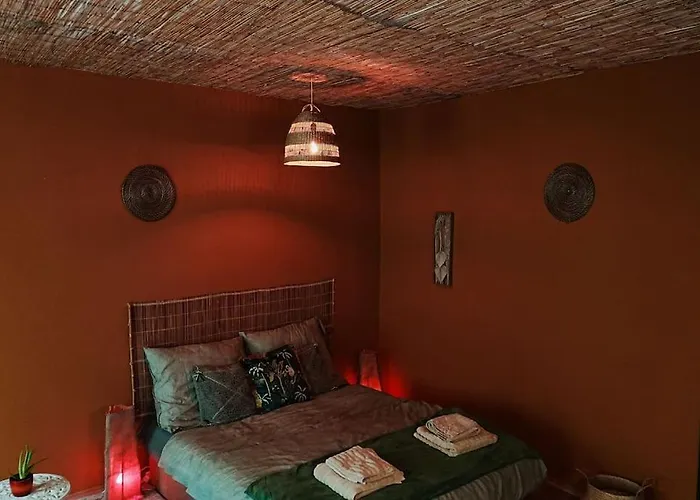 Sahara With Shared Bathroom In Centre *