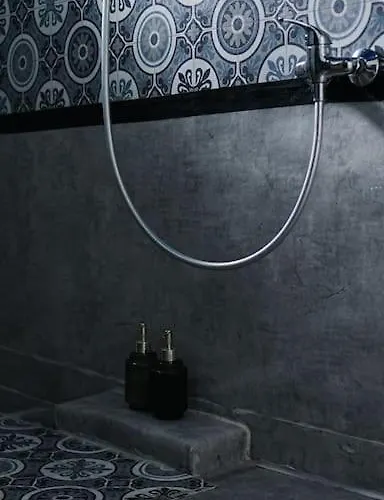 Sahara With Shared Bathroom In Centre *